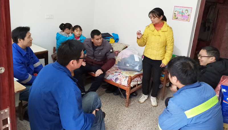 滿足孩子的小愿望  衡鋼219分廠扶貧幫困送溫暖