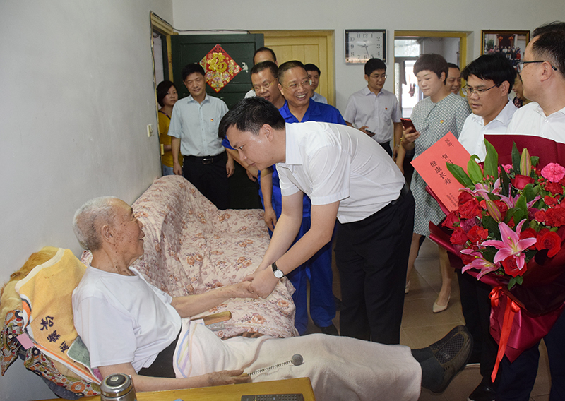 市領導廖健慰問衡鋼老黨員