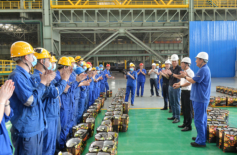 1629797107131518.jpg 2021.08.23省有色冶金工會(huì)為衡鋼高溫一線職工送清涼 (3).JPG